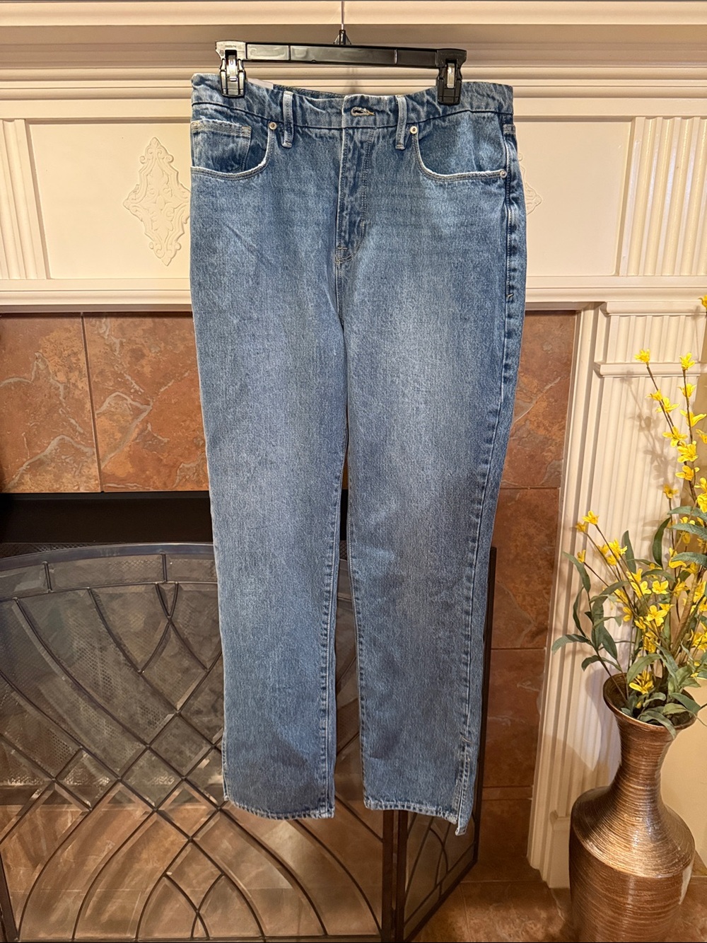 Good American Straight Leg Jeans in Light Blue Denim